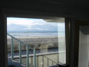 705 Salem Ct, Unit 1 - Ocean Front